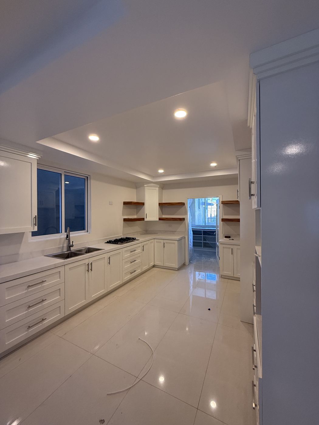 Cocina blanca con iluminación empotrada