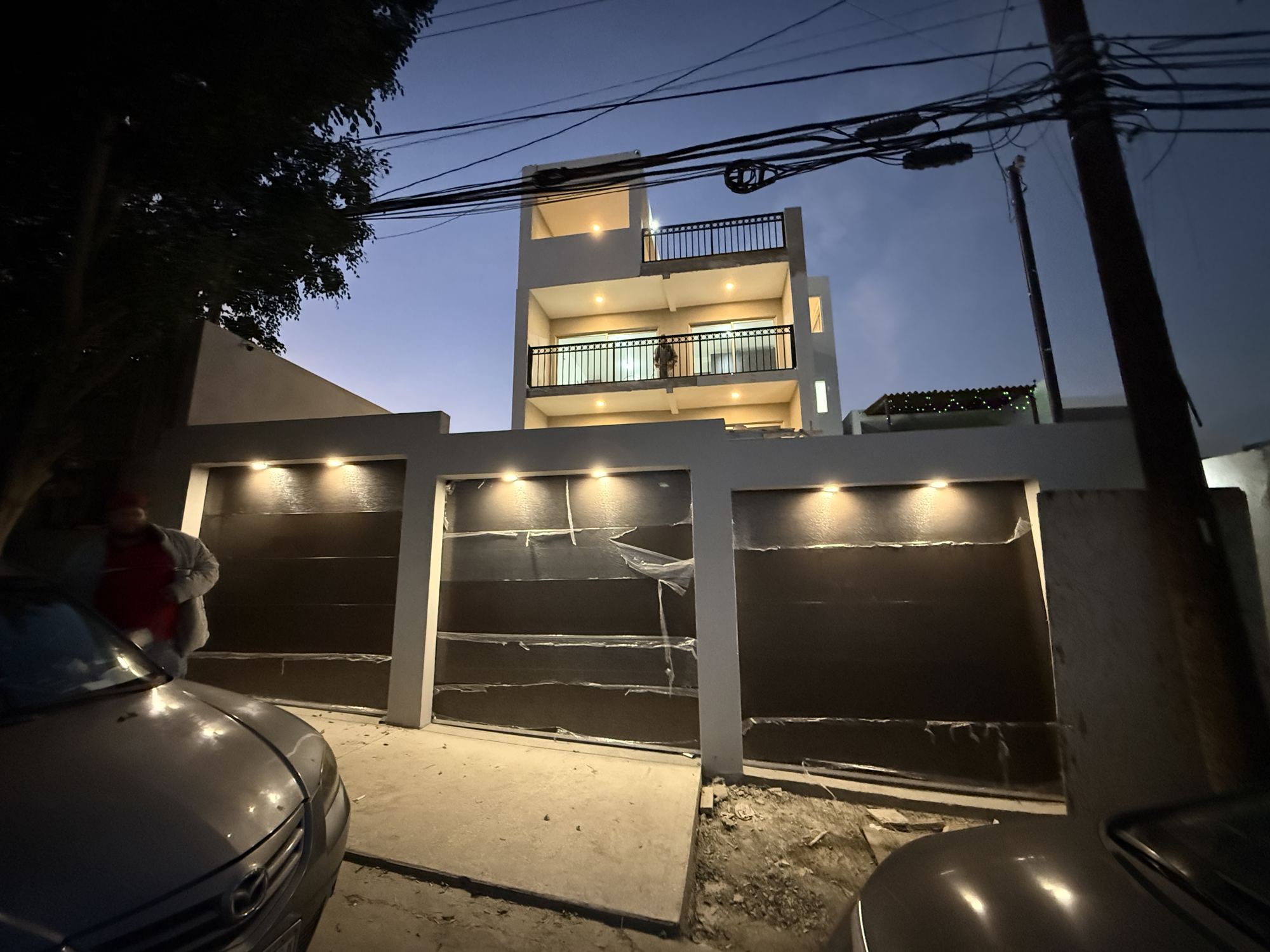 Edificio de departamentos construido por Pythagoras, iluminado de noche
