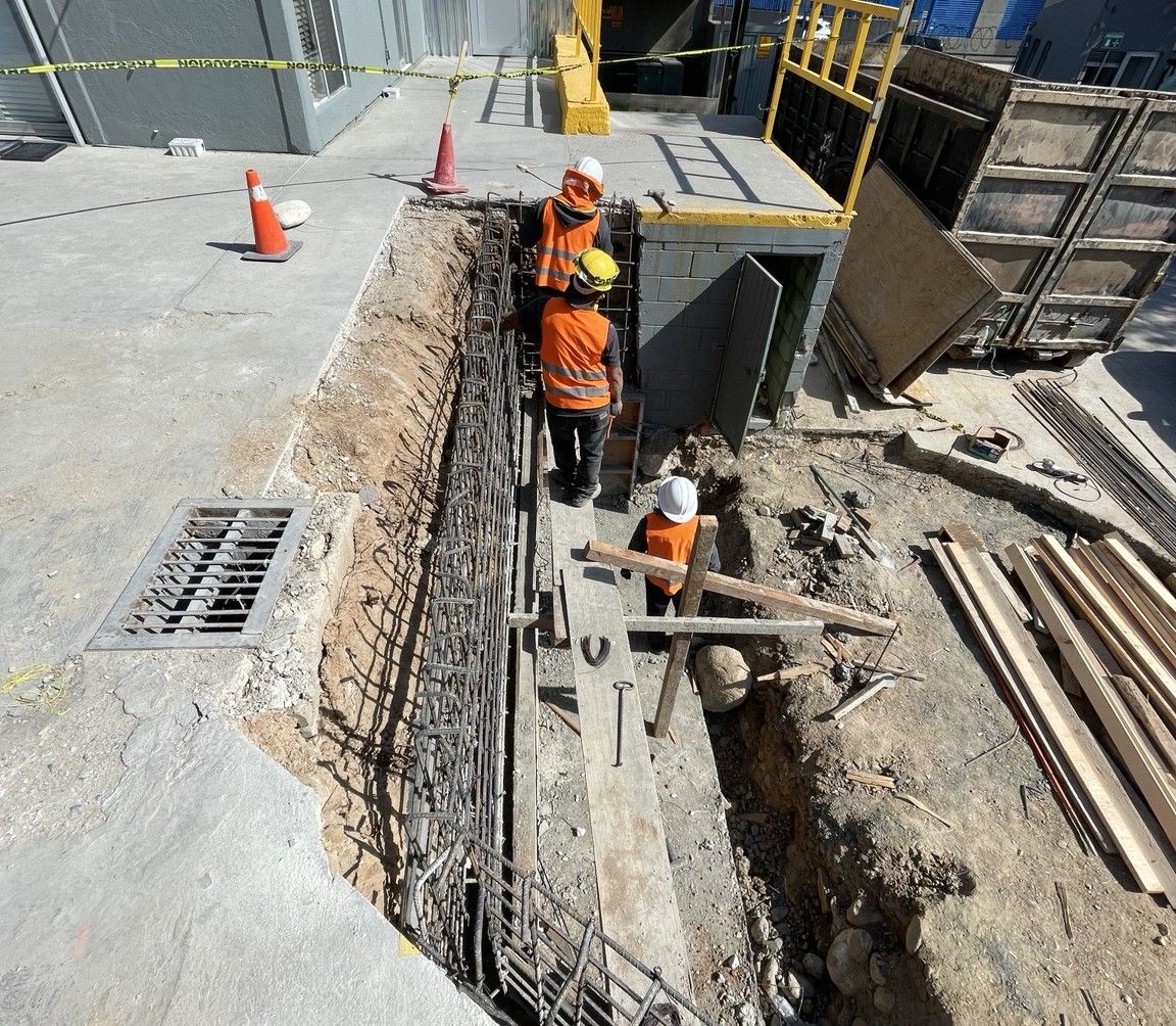 Trinchera y obra civil con personal con equipo de seguridad