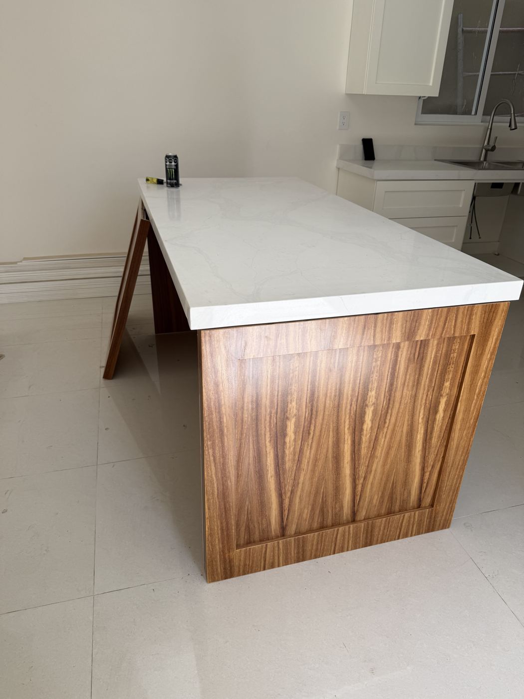 Isla de cocina con cubierta blanca y madera